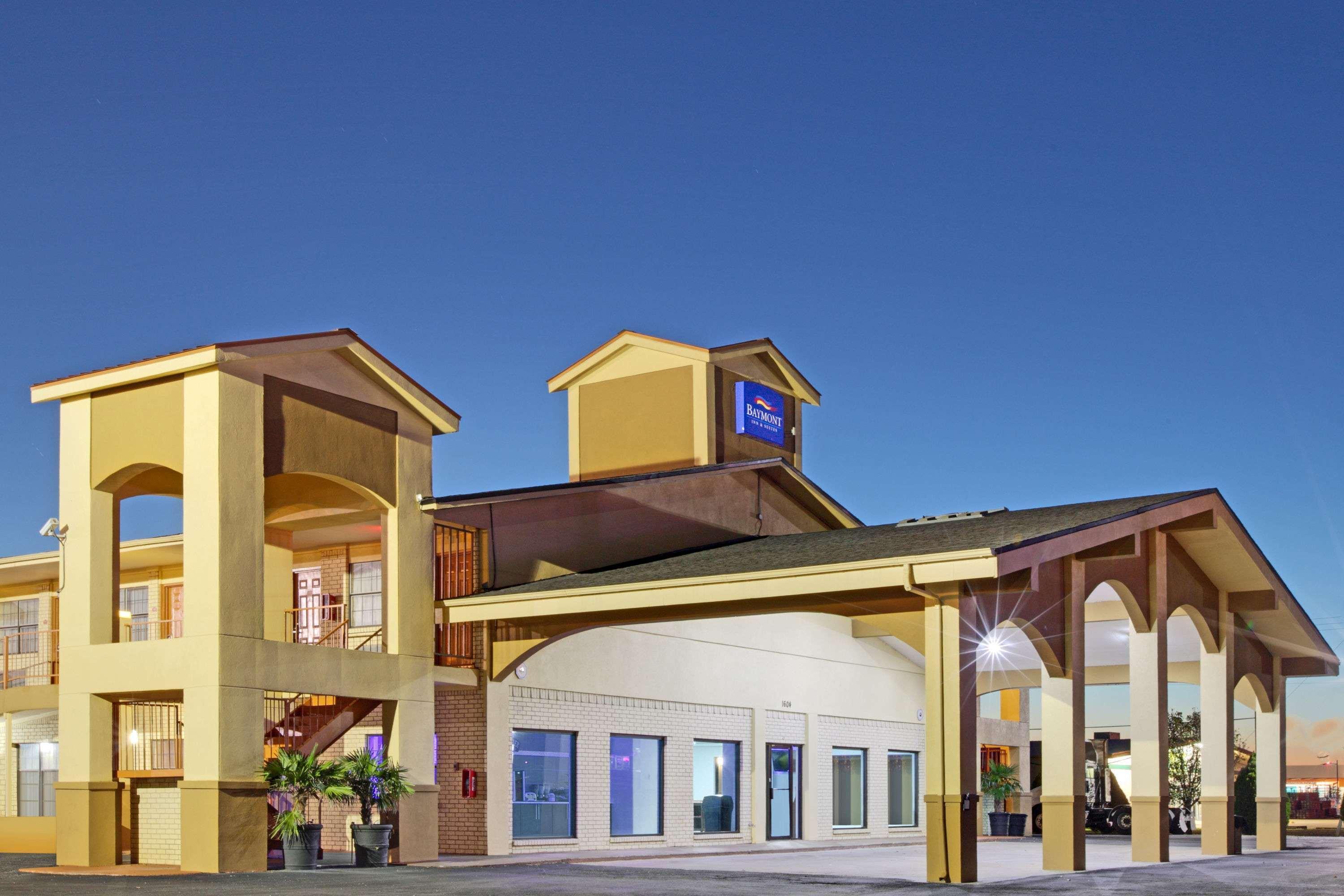 Hotel Baymont By Wyndham Terrell Exterior foto