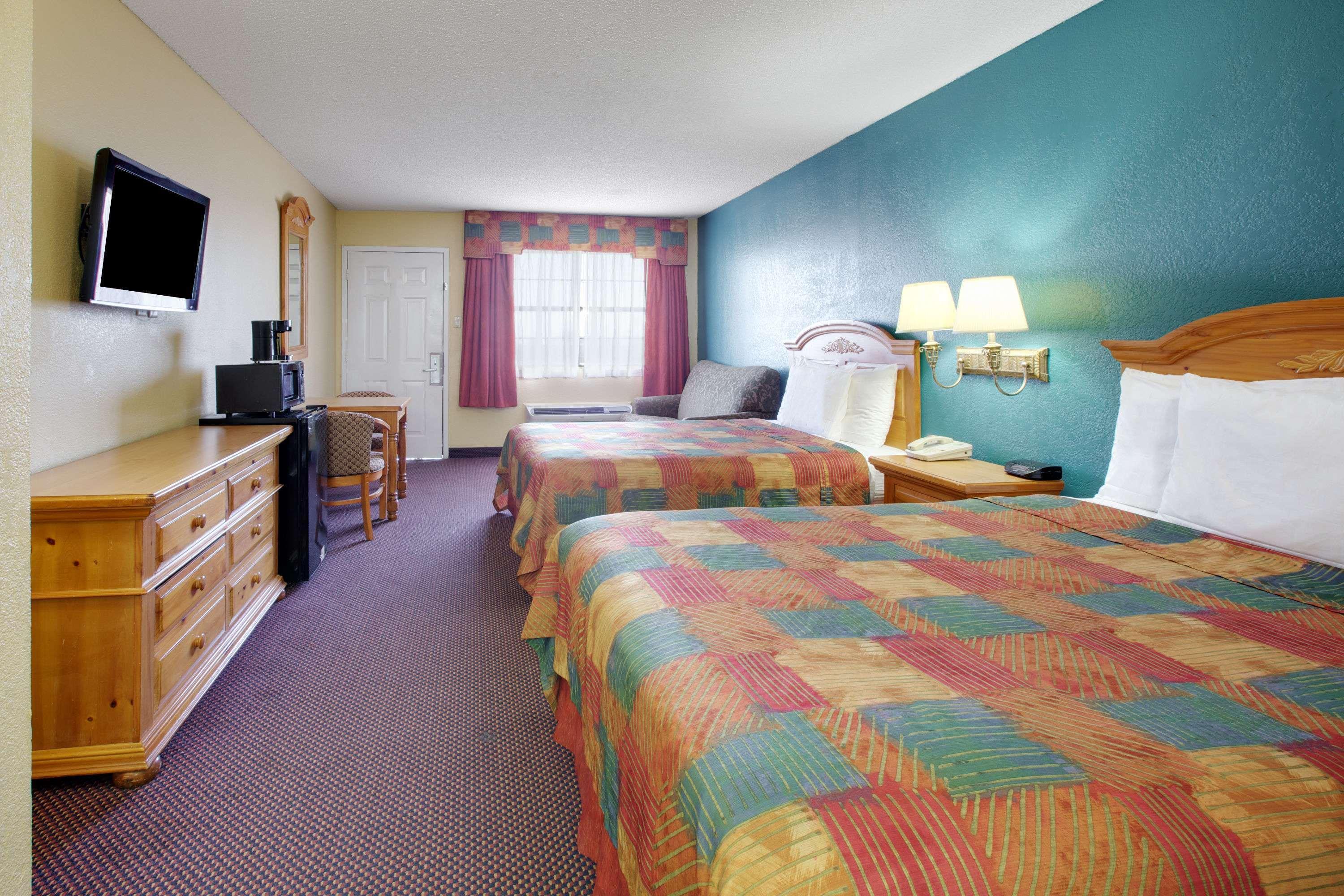 Hotel Baymont By Wyndham Terrell Exterior foto