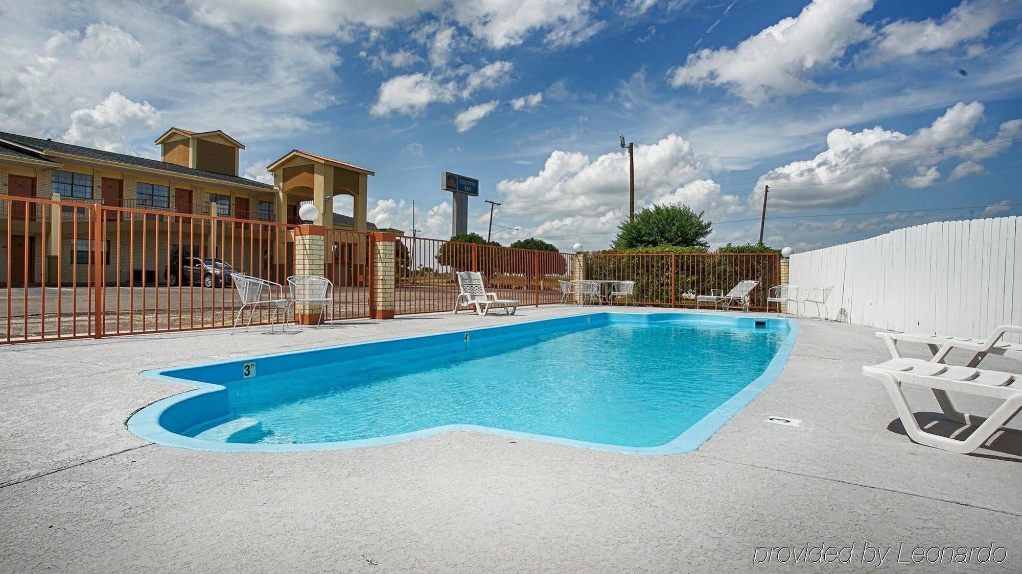 Hotel Baymont By Wyndham Terrell Exterior foto